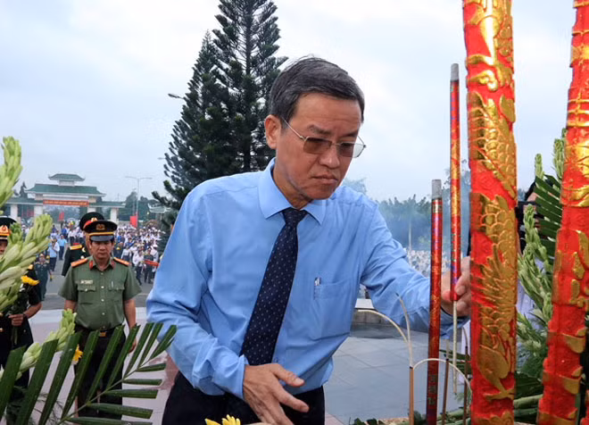 Đồng chí Đinh Quốc Thái, Phó bí thư Tỉnh ủy, Chủ tịch HĐND Tỉnh dâng hương , hoa lên các anh hùng liệt sĩ