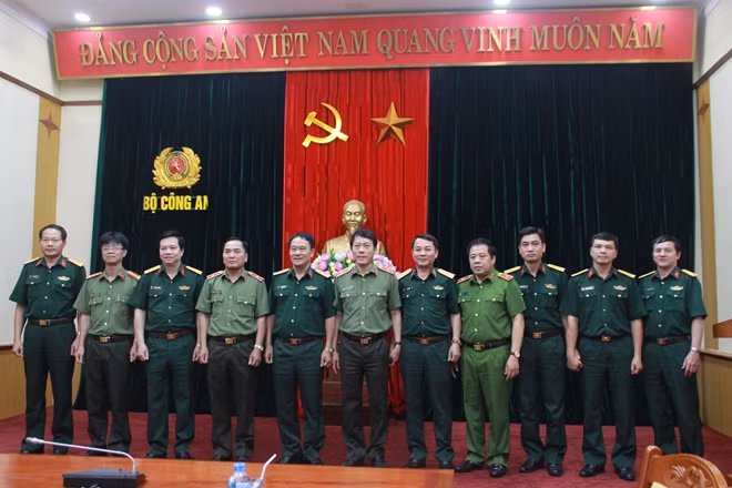 Cơ quan thường Bộ Công an- Bộ Quốc phòng chụp ảnh tại buổi giao ban.