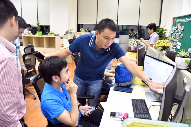 Phó Tổng Giám đốc VTNet Phạm Anh Đức cùng các kỹ thuật viên trong cuộc chuyển đổi thử nghiệm. Phó Tổng Giám đốc VTNet Phạm Anh Đức cùng các kỹ thuật viên trong cuộc chuyển đổi thử nghiệm.