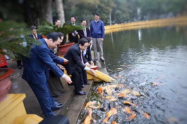 Chủ tịch UBTƯ MTTQ Việt Nam Trần Thanh Mẫn và các đại biểu trong đoàn thăm quan Khu di tích Chủ tịch Hồ Chí Minh