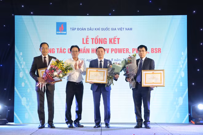 Tổng giám đốc PVN Nguyễn Vũ Trường Sơn trao Bằng khen cho 3 đơn vị thực hiện thành công công tác cổ phần hóa doanh nghiệp