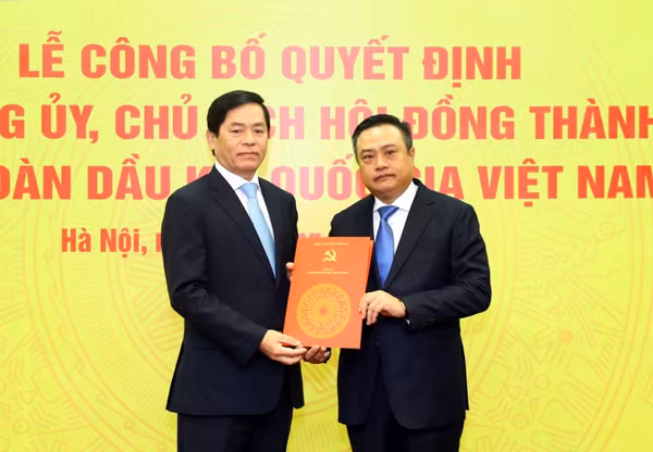 Bí thư Đảng ủy Khối Doanh nghiệp Trung ương Phạm Viết Thanh trao Quyết định giữ chức Bí thư Đảng ủy Tập đoàn Dầu khí Quốc gia Việt Nam nhiệm kỳ 2015 – 2020 cho đồng chí Trần Sỹ Thanh. Bí thư Đảng ủy Khối Doanh nghiệp Trung ương Phạm Viết Thanh trao Quyết định giữ chức Bí thư Đảng ủy Tập đoàn Dầu khí Quốc gia Việt Nam nhiệm kỳ 2015 – 2020 cho đồng chí Trần Sỹ Thanh.