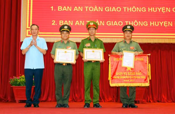 Đồng chí Lữ Văn Hùng, khen thưởng các tập thể có thành tích xuất sắc trong công tác đảm bảo TTATGT năm 2017.