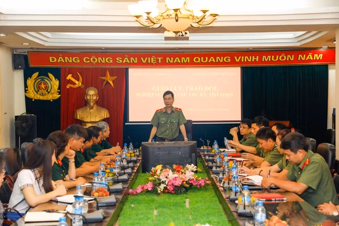 Thiếu tướng Phạm Văn Miên, Tổng Biên tập Báo CAND phát biểu tại buổi giao lưu.