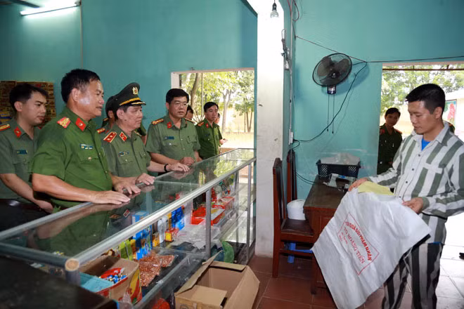 Thứ trưởng Nguyễn Văn Sơn thăm quan khu căng tin tại Phân trại số 1.