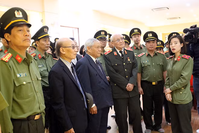 Các đại biểu tham quan Khu lưu niệm.