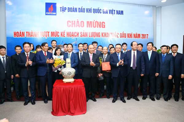 Thủ tướng Chính phủ và các đồng chí lãnh đạo các Ban Đảng, Bộ, ngành Trung ương chúc mừng PVN hoàn thành vượt mức kế hoạch sản lượng khai thác dầu khí năm 2017. Thủ tướng Chính phủ và các đồng chí lãnh đạo các Ban Đảng, Bộ, ngành Trung ương chúc mừng PVN hoàn thành vượt mức kế hoạch sản lượng khai thác dầu khí năm 2017.