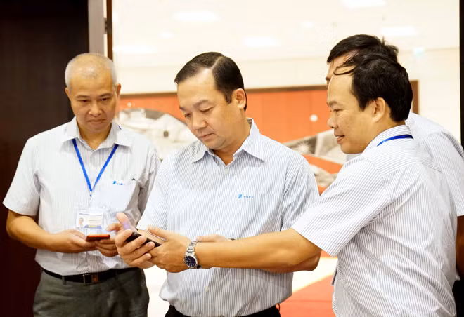 TGĐ VNPT Phạm Đức Long kiểm tra tốc độ wifi tại sự kiện.