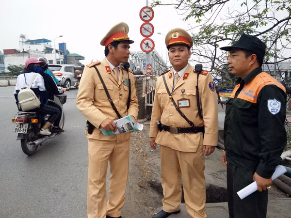 Phối hợp cứu kịp thời cô gái nhảy cầu Chương Dương tự tử.