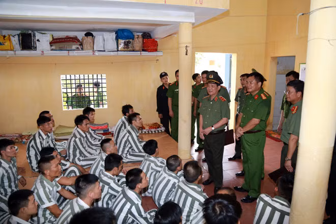 Thứ trưởng Nguyễn Văn Sơn động viên các phạm nhân tại Phân trại số 1, Trại giam Hoàng Tiến.
