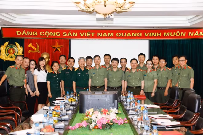 Báo CAND và QĐND chụp ảnh kỷ niệm.