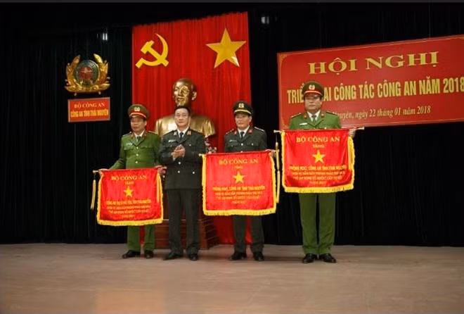Thiếu tướng Nguyễn Như Tuấn UVBTV Tỉnh uỷ, Bí thư Đảng uỷ, Giám đốc Công an tỉnh trao Cờ thi đua đơn vị dẫn đầu phong trào thi đua “Vì an ninh Tổ quốc” năm 2017 của Bộ Công an cho các đơn vị.