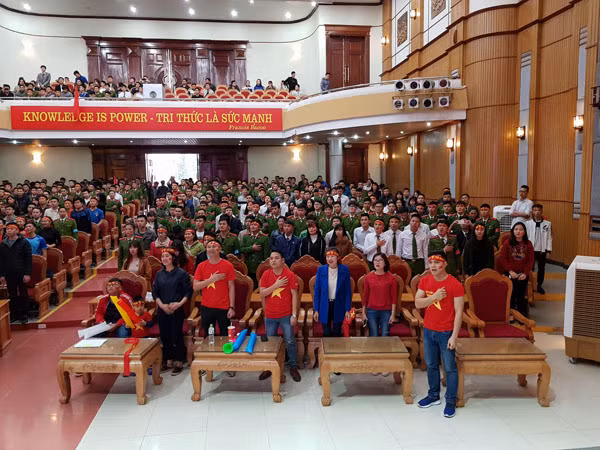 Hoà chung không khí, hàng ngàn sinh viên Học viện Cảnh sát nhân dân đồng vang hát Quốc ca.