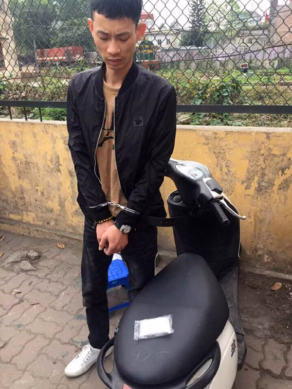 Nguyễn Trung Kiên và số ma túy đá mang đi bán bị phát hiện.