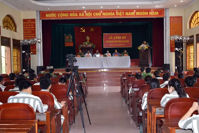 Quang cảnh lễ công bố quyết định tha tù trước thời hạn.