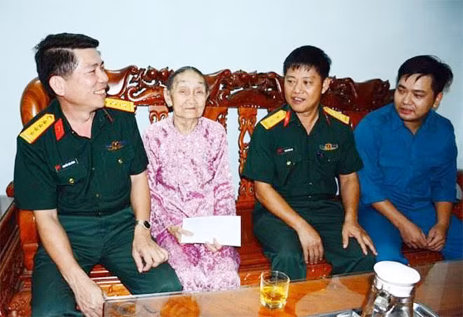 Đại diện Bộ CHQS tỉnh Đồng Nai thăm, tặng quà Bà mẹ Việt Nam anh hùng Đỗ Thị Mận.