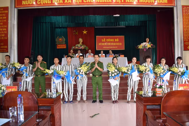 Các phạm nhân được tha tù trước thời hạn.