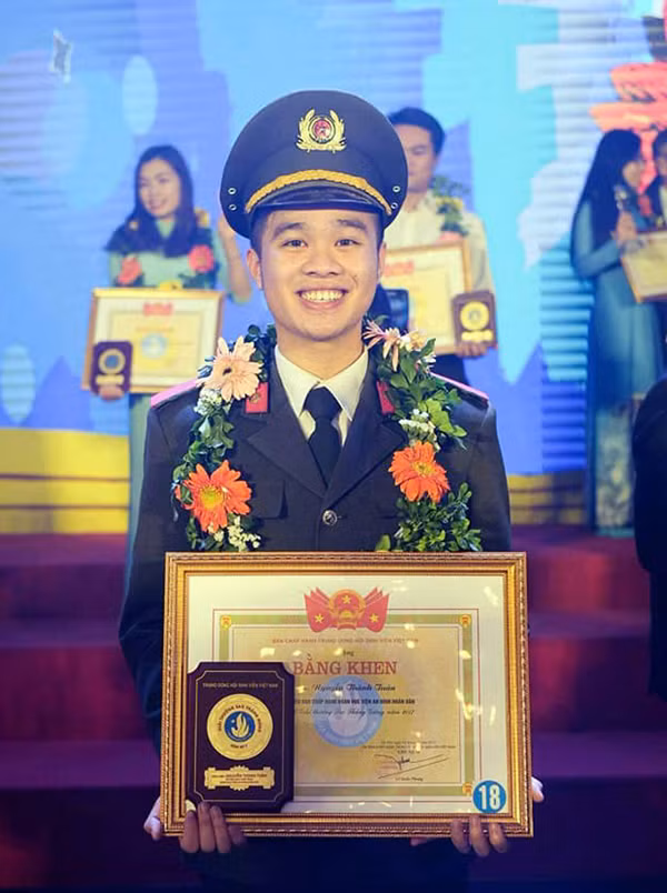 Nguyễn Thanh Tuân với giải thưởng Sao Tháng Giêng năm 2017.