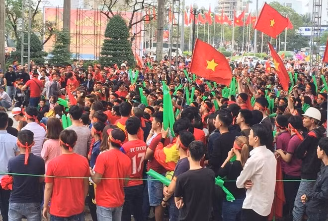 Người dân tập trung theo dõi trận chung kết giữa đội tuyển U23 Việt Nam và Uzbekistan tại Trung tâm Văn hóa thông tin tỉnh Thừa Thiên - Huế.