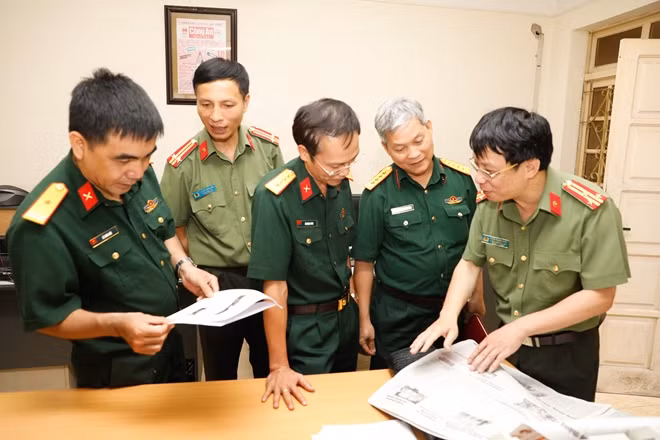 Đoàn công tác Báo QĐND đã tham quan mô hình làm việc tại Ban Thư ký Tòa soạn Báo CAND.