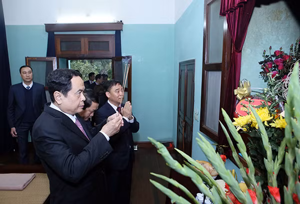 Chủ tịch UBTƯ MTTQ Việt Nam Trần Thanh Mẫn dâng hương tưởng niệm Bác tại Khu di tích Chủ tịch Hồ Chí Minh