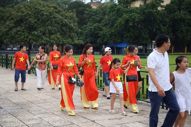 Người dân khắp nơi đổ về Quảng trường Ba Đình, nơi mà 73 năm trước, Chủ tịch Hồ Chí Minh đã đọc bản Tuyên ngôn độc lập, khai sinh ra nước Việt Nam Dân Chủ Cộng Hòa (2/9/1945 – 2/9/2018).