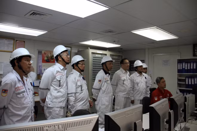 Đoàn công tác tham quan phòng điều khiển trung tâm, tìm hiểu một số hoạt động trên giàn khoan