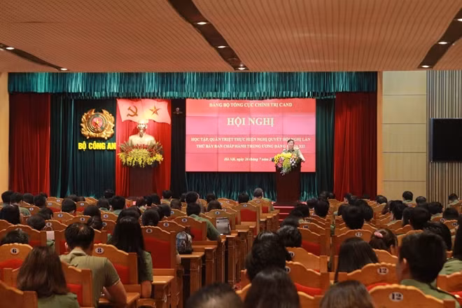 Thiếu tướng, PGS.TS Trần Vi Dân truyền đạt nội dung cơ bản của Nghị quyết Hội nghị Trung ương 7 (khoá XII) Thiếu tướng, PGS.TS Trần Vi Dân truyền đạt nội dung cơ bản của Nghị quyết Hội nghị Trung ương 7 (khoá XII)