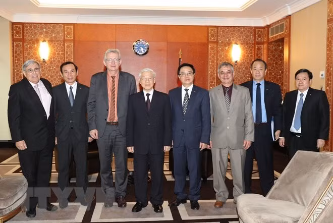 Tổng Bí thư Nguyễn Phú Trọng và Bí thư toàn quốc Đảng Cộng sản Pháp Pierre Laurent (thứ 3 từ trái sang) cùng các đại biểu chụp ảnh chung. (Ảnh: Trí Dũng/TTXVN)