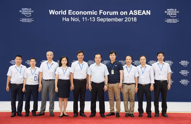 TGĐ VNPT Phạm Đức Long cùng các lãnh đạo các đơn vị của VNPT trong buổi kiểm tra công tác chuẩn bị hạ tầng VT phục vụ sự kiện.