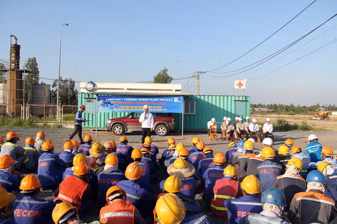 Người lao động PTSC họp giao ban trên công trường NMNĐ Long Phú 1.