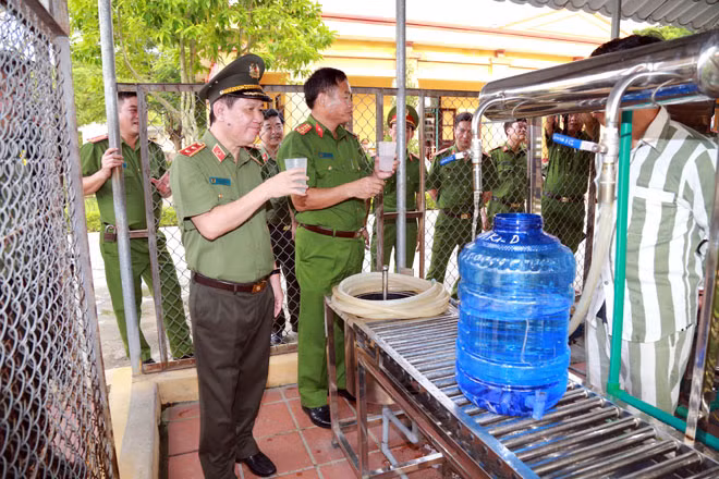 Thứ trưởng Nguyễn Văn Sơn kiểm tra máy lọc nước sạch cho phạm nhân tại Phân trại số 1.