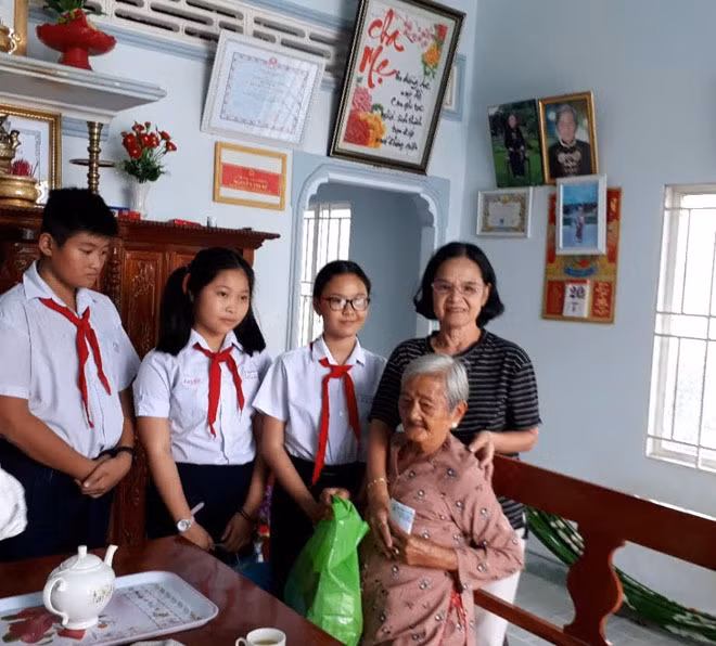 Các em thiếu nhi Nhà thiếu nhi tỉnh Đồng Nai tặng quà và và thăm hỏi sức khỏe Bà mẹ Việt Nam anh hùng Nguyễn Thị Bê, Thi trấn Gia Ray, xã Suối Cát, huyện Xuân Lộc