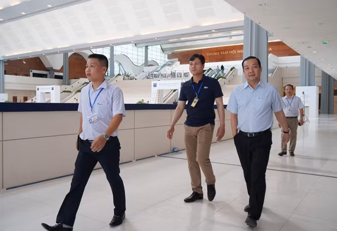 TGĐ VNPT Phạm Đức Long và Phó TGĐ VinaPhone Phạm Anh Tuấn đi kiểm tra các công tác chuẩn bị hạ tầng viễn thông tại Hội nghị.