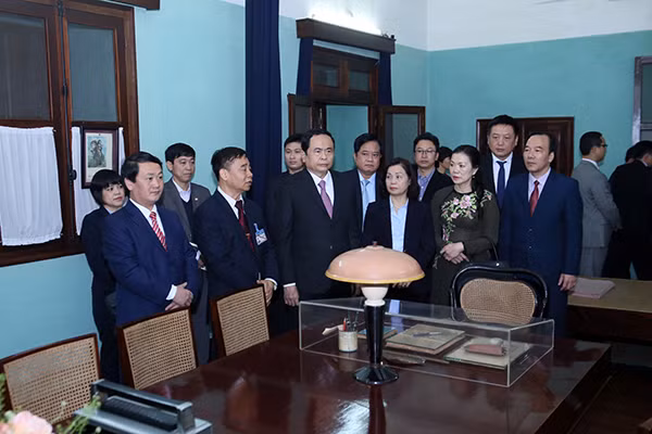 Chủ tịch UBTƯ MTTQ Trần Thanh Mẫn trò chuyện cùng các cán bộ nhân viên Khu di tích Chủ tịch Hồ Chí Minh