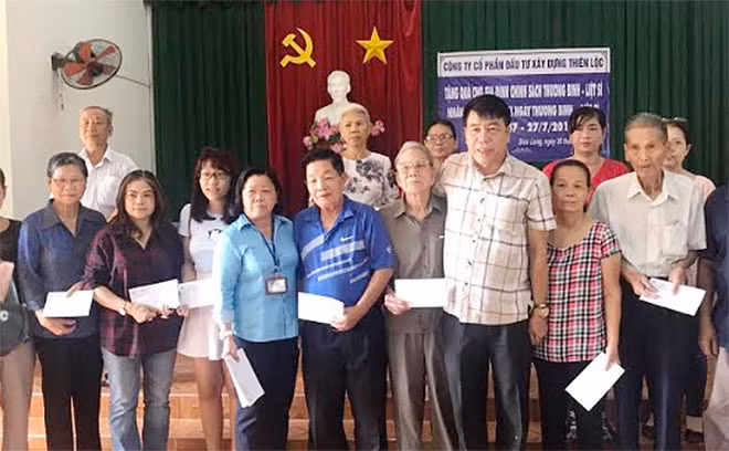 Ông Vũ Văn Trường - CTHĐQT - TGĐ Công ty CP Đầu tư Xây dựng Thiên Lộc trao tặng quà cho các gia đình chính sách tại phường Bửu Long, TP Biên Hoà