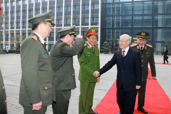 Tổng Bí thư Nguyễn Phú Trọng với các đồng chí lãnh đạo Bộ Công an. Ảnh: Thu Thủy.