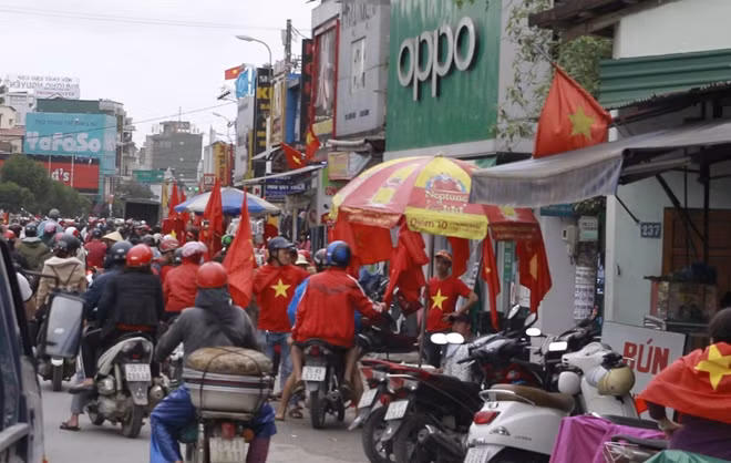 Đường phố ở TP Huế ngập tràn cờ Tổ quốc rộn rã không khí bóng đá.