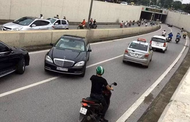 Xe "ngũ quý" đi ngược chiều hầm Kim Liên.