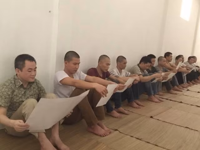 Các phạm nhân đang nghiên cứu về tiêu chuẩn đặc xá.