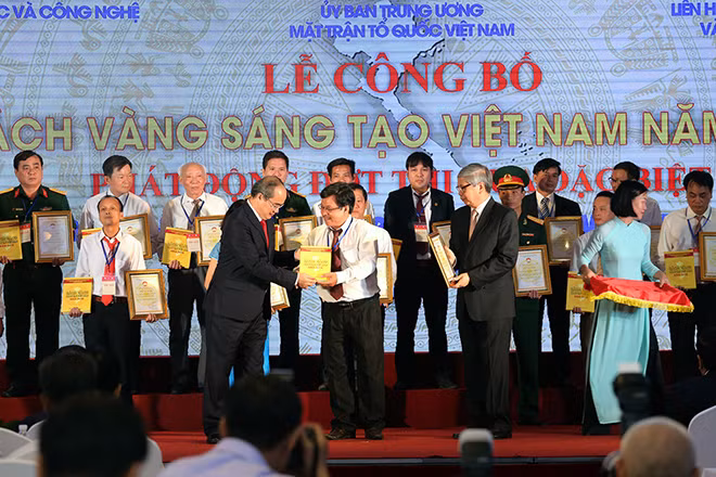 Đại diện nhóm tác giả của công trình "Thiết kế và chế tạo trạm đo CAROTA tổng hợp xách tay và tổ hợp các máy giếng của Việt Nam tương thích với trạm KARAT" nhận Giấy chứng nhận và Sách vàng Sáng tạo Việt Nam 2018