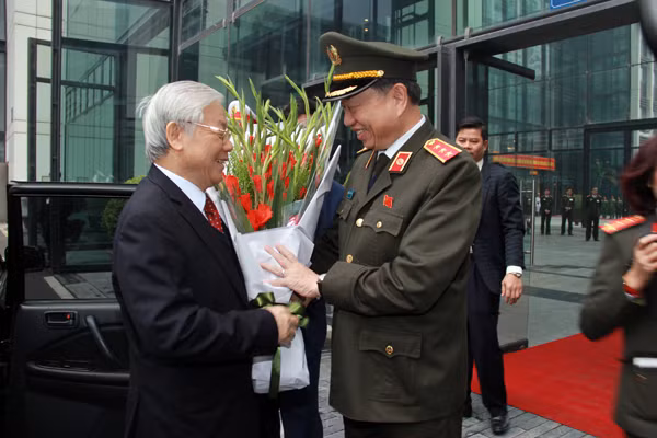 Bộ trưởng Tô Lâm thay mặt lực lượng Công an tặng hoa chúc mừng Tổng Bí thư Nguyễn Phú Trọng. Ảnh: Thu Thủy.