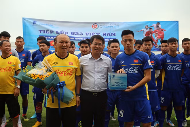 Lãnh đạo VinaPhone tặng hoa và quà cho đội tuyển U23