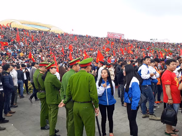 Lực lượng Công an và thanh niên tình nguyện đảm bảo an ninh trật tự cho người xem trong trận đấu.