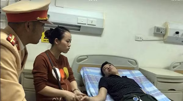 Anh Vĩnh được CSGT Đội 11 đưa đi cấp cứu kịp thời tại bệnh viện. Anh Vĩnh được CSGT Đội 11 đưa đi cấp cứu kịp thời tại bệnh viện.