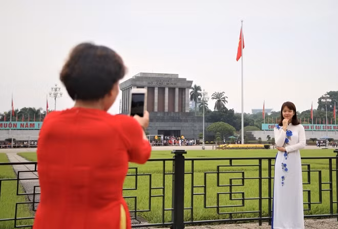 Không ít người đã lặn lội từ xa để cùng nhau tề tựu về Quảng trường Ba Đình lịch sử viếng lăng Chủ tịch Hồ Chí Minh.