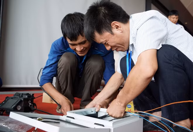 Đội ngũ kỹ thuật VNPT nỗ lực thi công đảm bảo cung cấp dịch vụ phục vụ sự kiện.