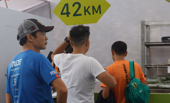 Các vận động viên không quản cơn mưa do ảnh hưởng của gió mùa rủ nhau đến nhận Race Kit giải chạy (Ảnh Web Thể thao)