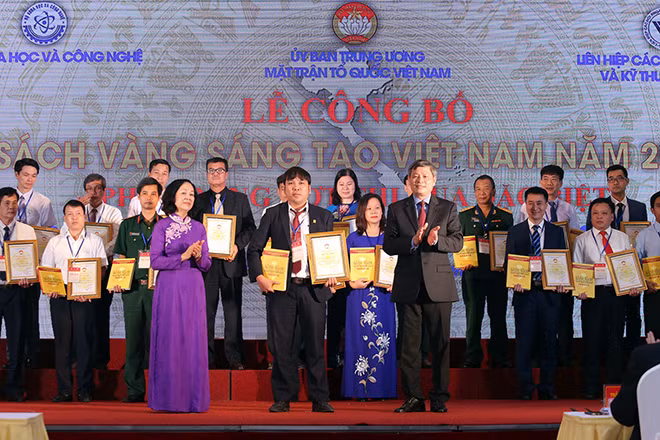 Đại diện nhóm tác giả của công trình "Nâng cao độ tin cậy và tối ưu hóa vận hành trạm giảm ôn giảm áp trong Nhà máy Lọc dầu Dung Quất" nhận Giấy chứng nhận và Sách vàng Sáng tạo Việt Nam 2018