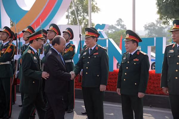 Thủ tướng Chính phủ Nguyễn Xuân Phúc đến thăm và làm việc tại Viettel.